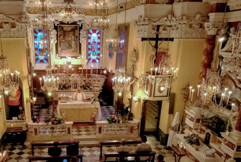 Interno dell'Oratorio del Gonfalone durante una messa, Voltaggio