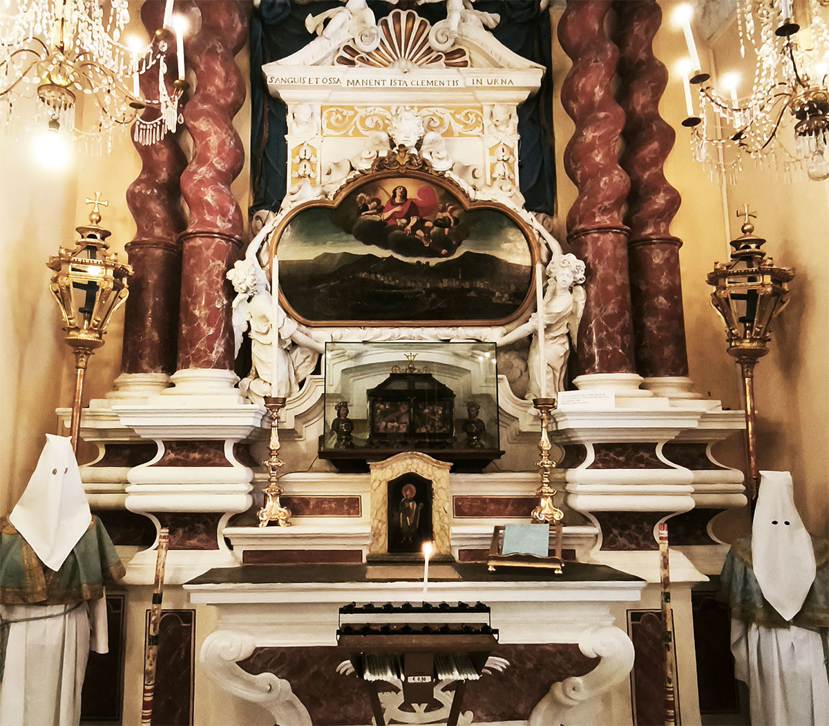 Altare di San Clemente con urna reliquiaria e busti barocchi, Oratorio del Gonfalone