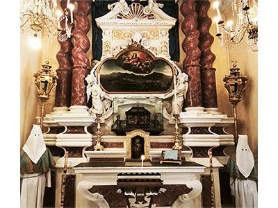 Altare di San Clemente con reliquie e busti-reliquiari barocchi
